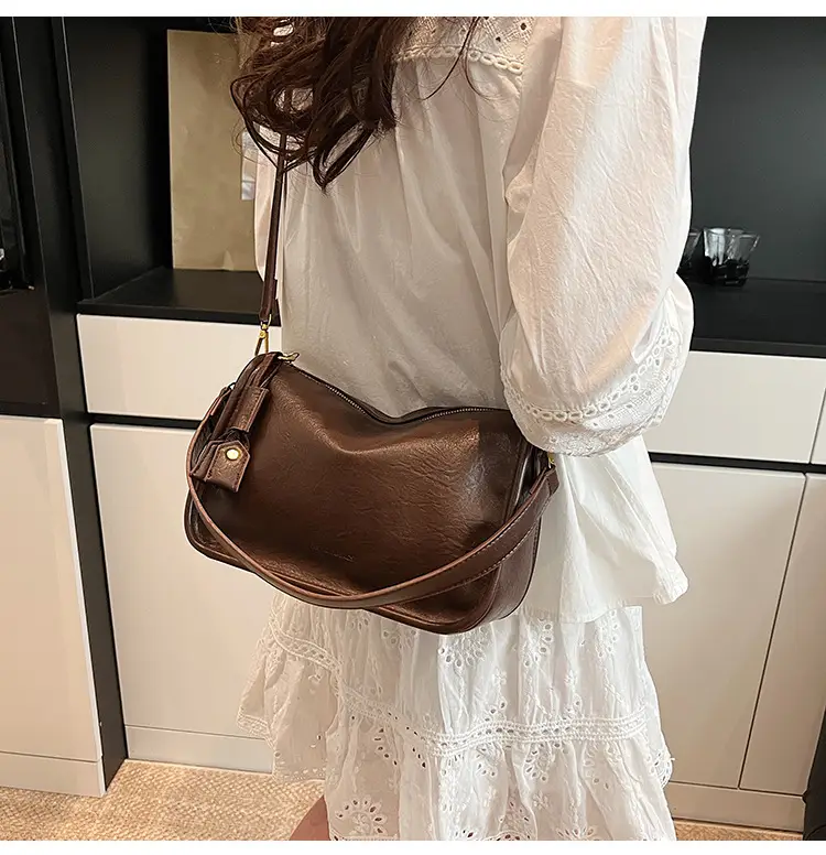 Black Retro Crossbody Bag Women Spring Summer 2025 — feature 9