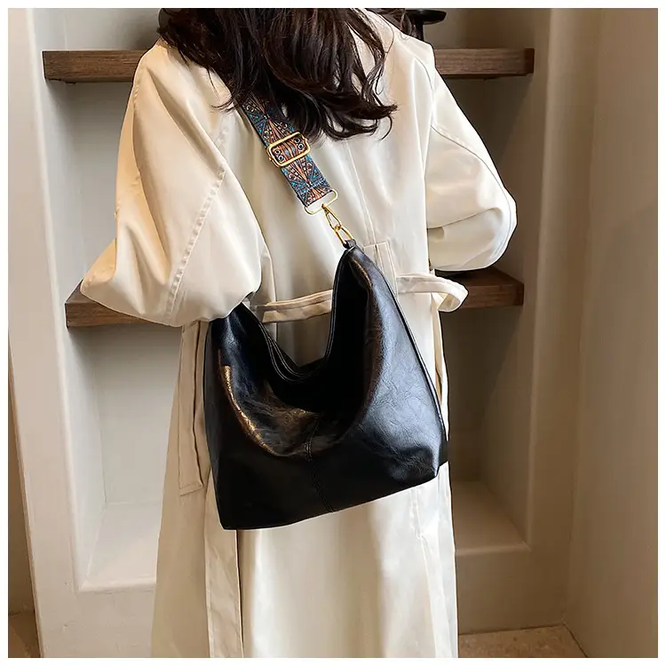 Green Leather Shoulder Bag with Embroidered Strap — feature 2