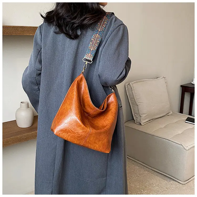 Green Leather Shoulder Bag with Embroidered Strap — feature 21