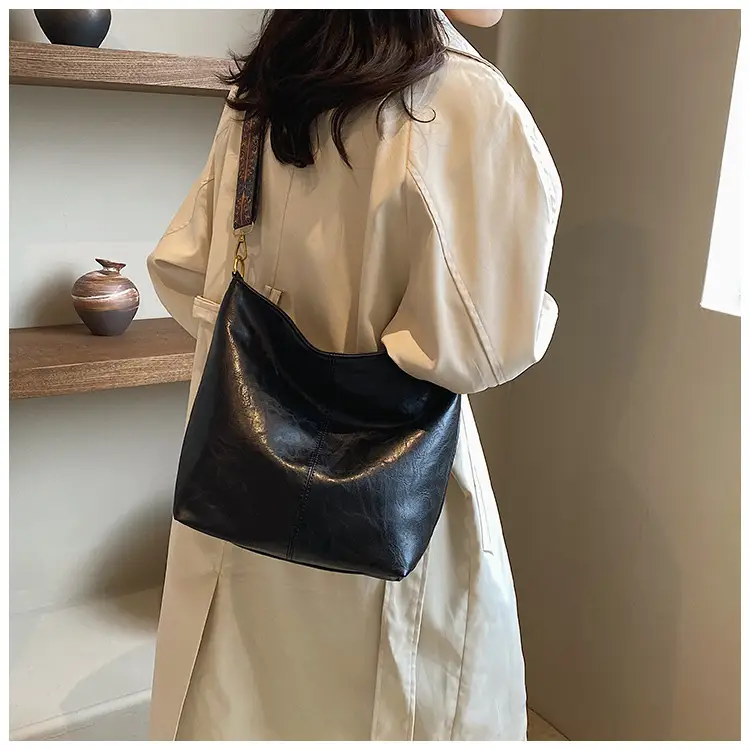 Green Leather Shoulder Bag with Embroidered Strap — feature 26