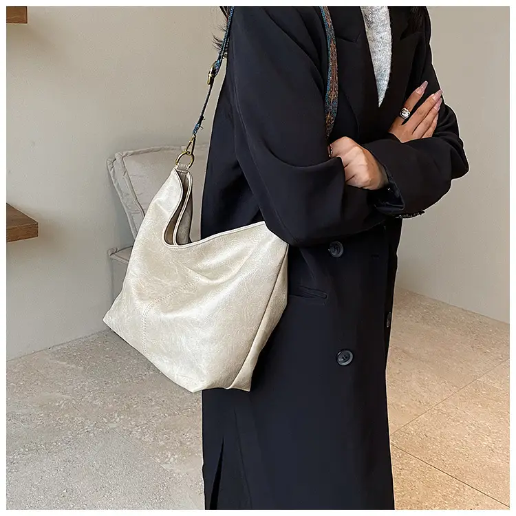 Green Leather Shoulder Bag with Embroidered Strap — feature 30