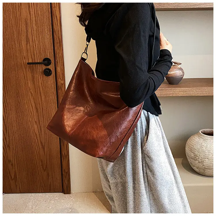 Green Leather Shoulder Bag with Embroidered Strap — feature 32