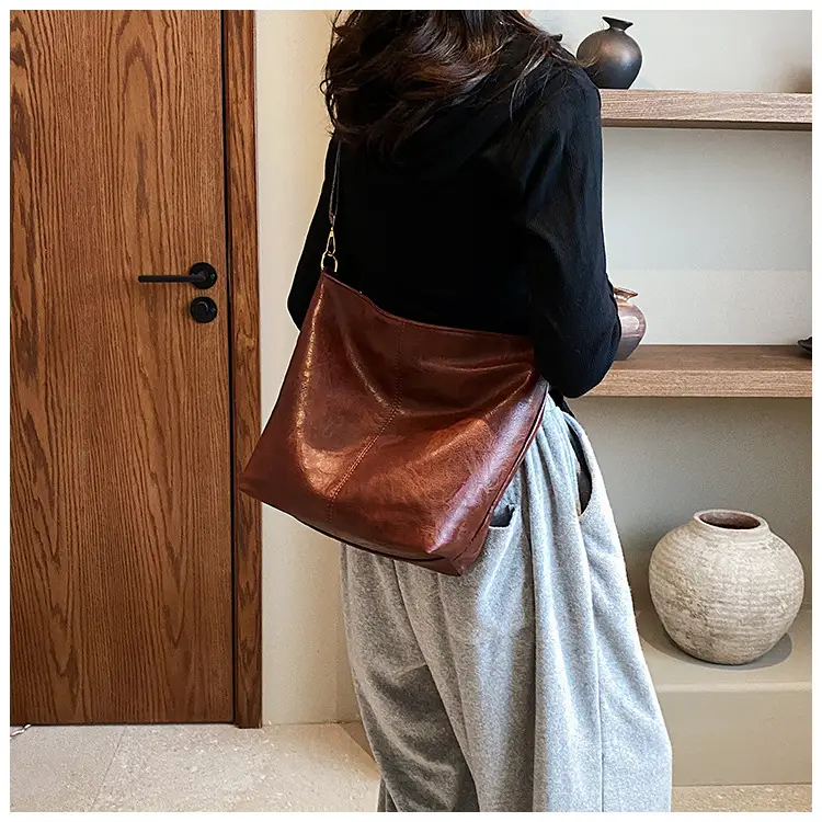Green Leather Shoulder Bag with Embroidered Strap — feature 34