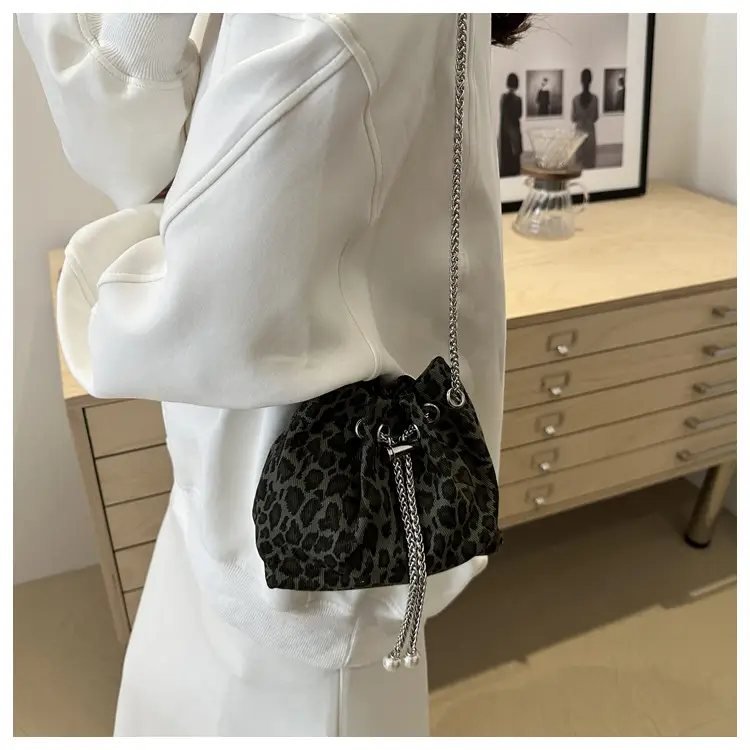 Leopard Print Chain Shoulder Bag Large Capacity Women — feature 17