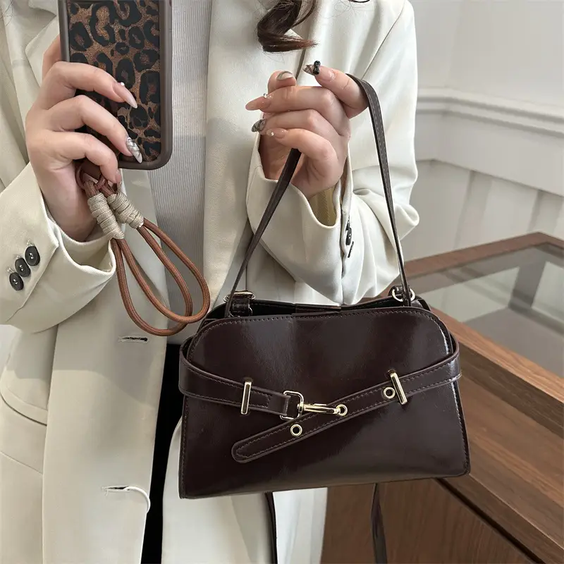 Women's Retro Elegant Crossbody Bag Red 2025 - Image 7