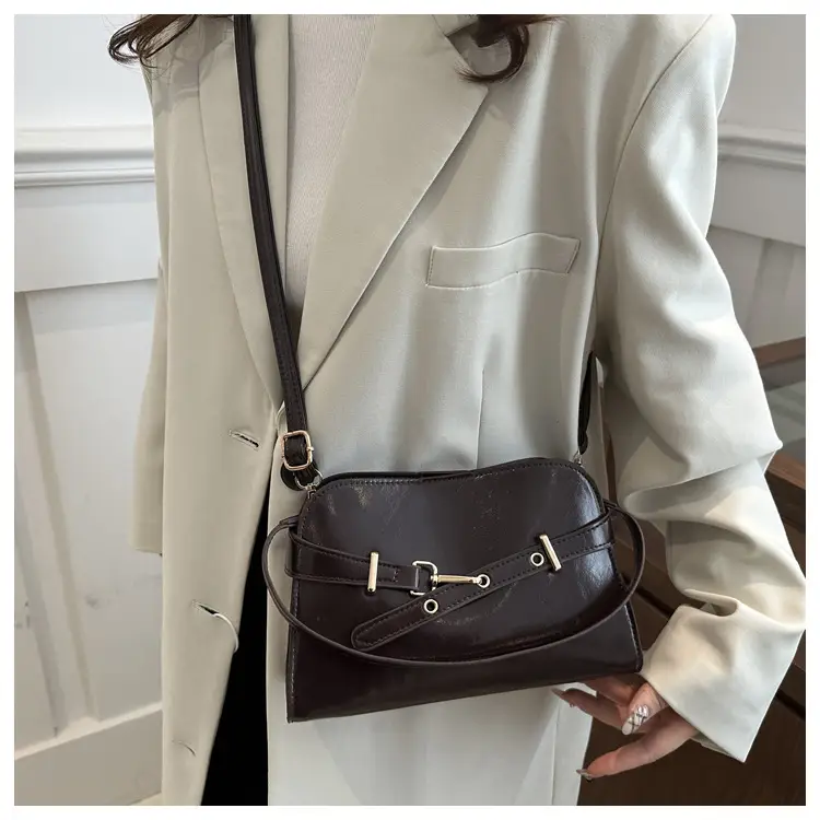 Women's Retro Elegant Crossbody Bag Red 2025 — feature 13