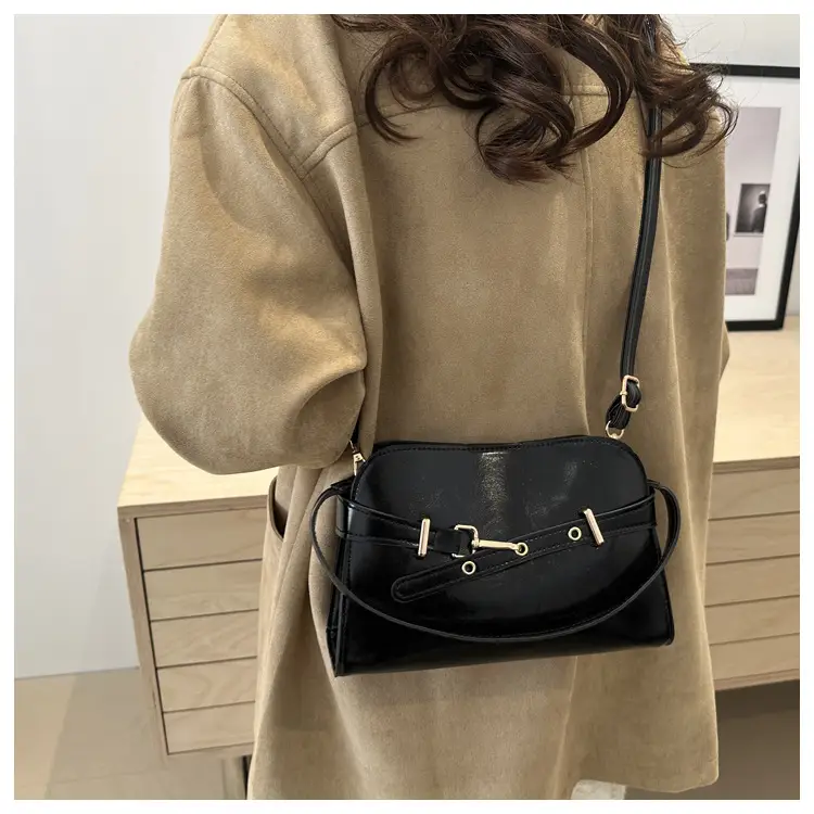 Women's Retro Elegant Crossbody Bag Red 2025 — feature 15