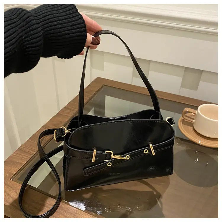 Women's Retro Elegant Crossbody Bag Red 2025 — feature 18