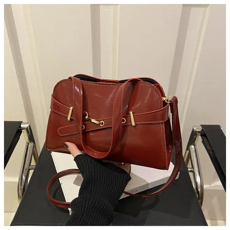 Women's Retro Elegant Crossbody Bag Red 2025 - Image 3