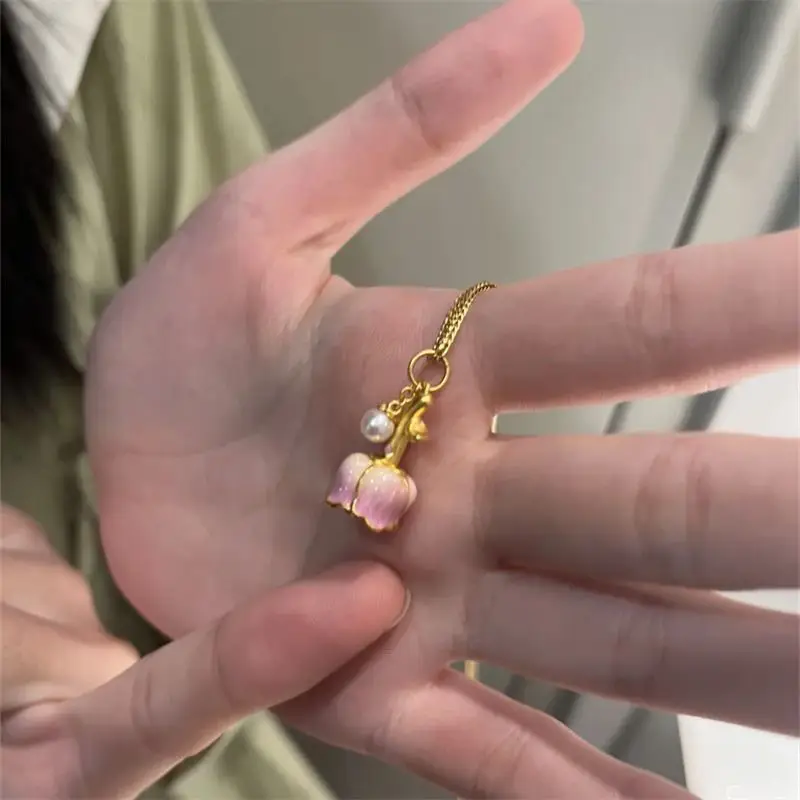Luxury Pendant Necklace with Fresh Pink Pearl & Gold Chain — feature 4