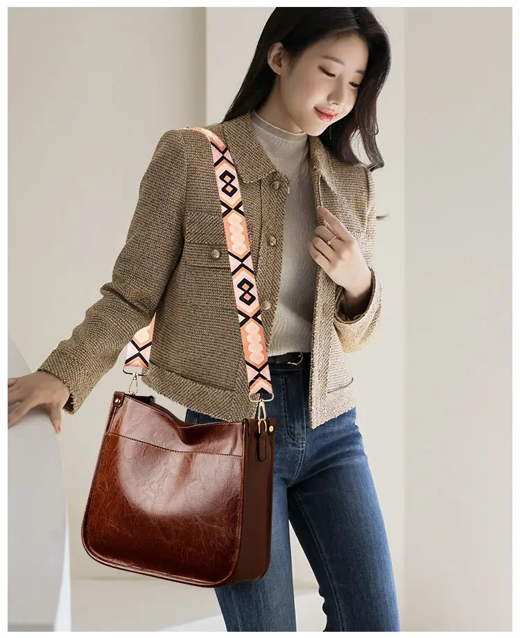 Retro Black Crossbody Bag with Geometric Strap — feature 11