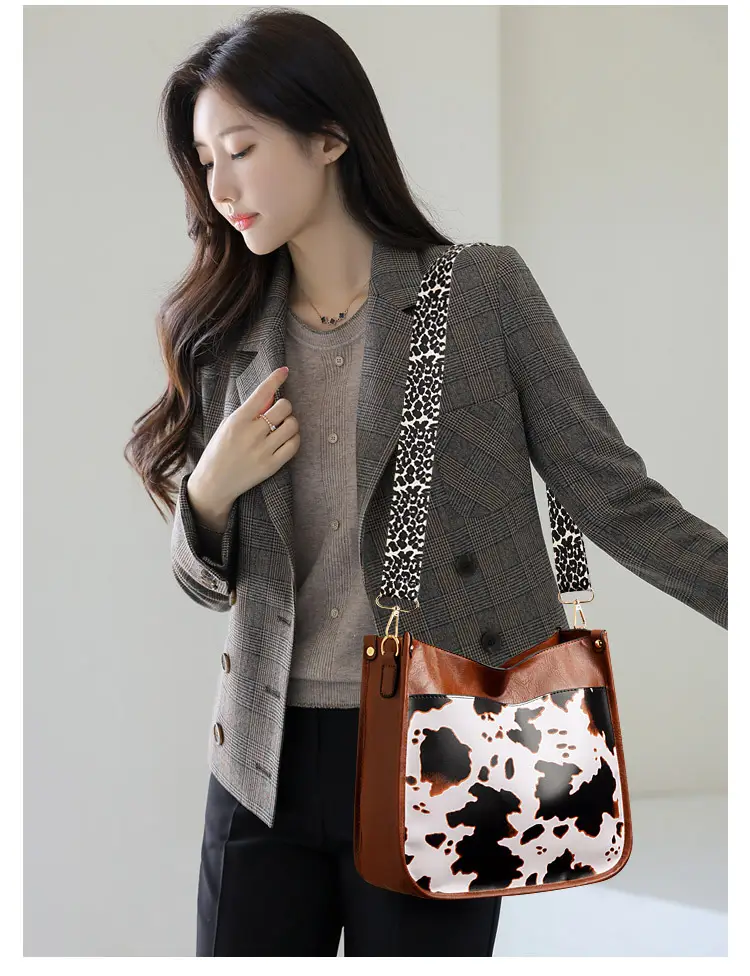 Retro Black Crossbody Bag with Geometric Strap — feature 13