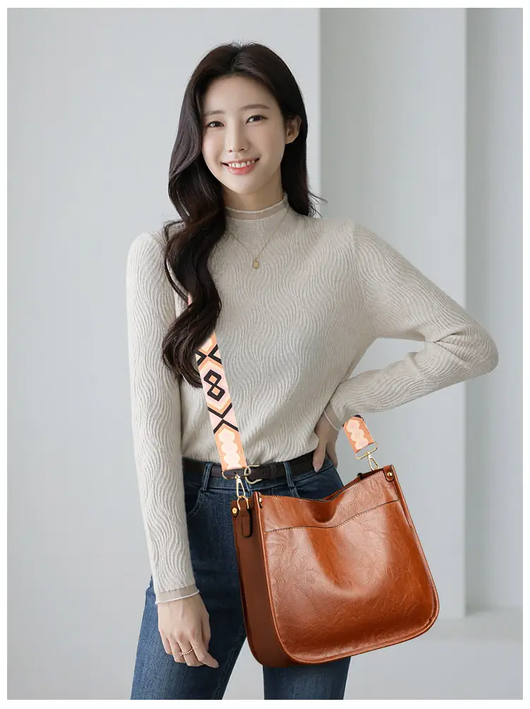 Retro Black Crossbody Bag with Geometric Strap — feature 9
