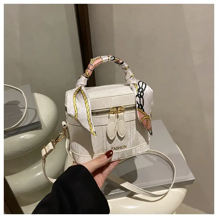 Trendy Pink Green Women's Small Handbag 2026 — feature 15