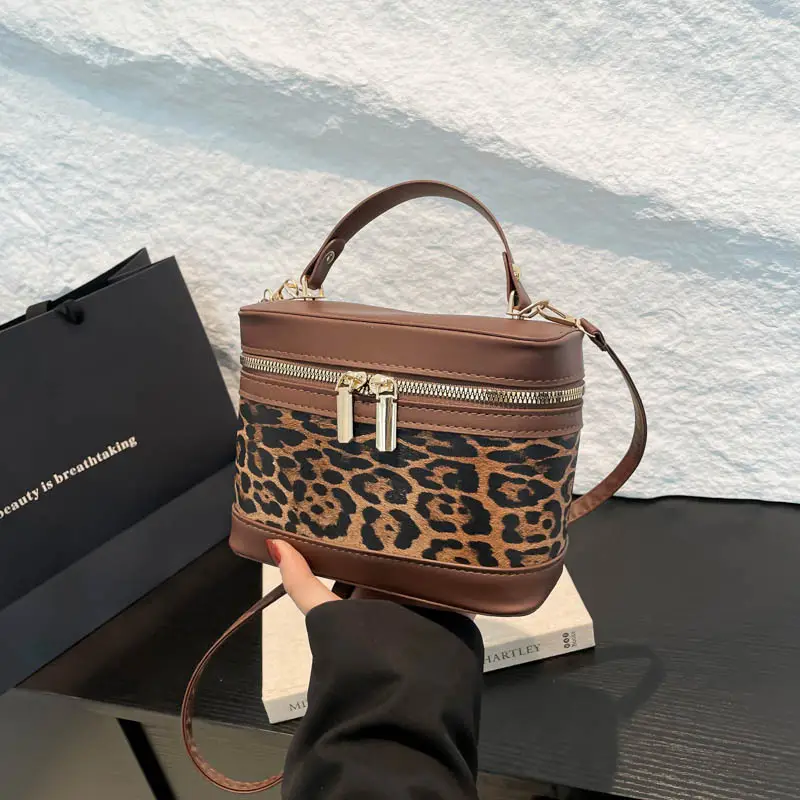 2025 New South Korea High-value Cylinder Bucket Bag Stitching Contrast Color Crossbody Bag Women's ins All-match Shoulder Bag luggage and leather goods