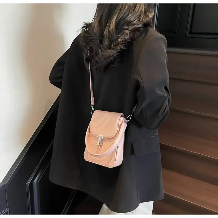 Beige Portable Phone Shoulder Bag for Women 2025 — feature 17