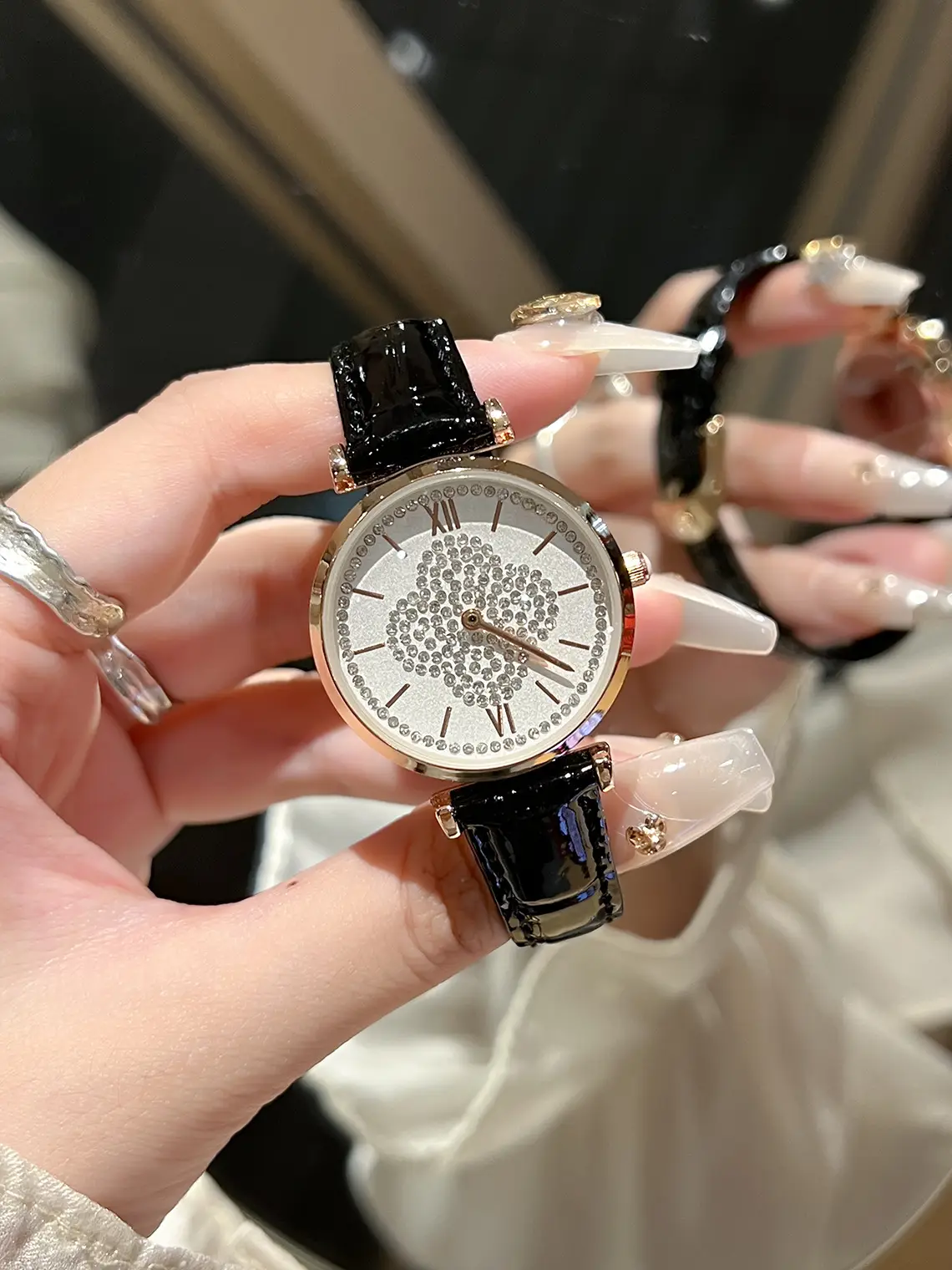Feminine Ultra-Thin Cross-Border Watch with Four-Leaf Clover — feature 5
