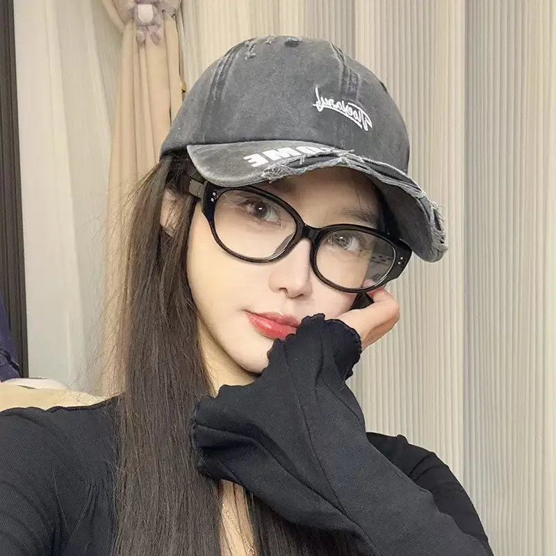 Vintage American Style Women's Baseball Cap with Alphabet & Duckling Tongue — feature 2