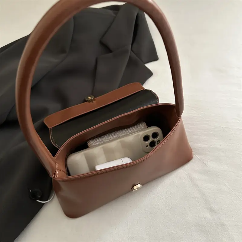 Women's White Leather Crossbody Bag with Gold Clasp - Image 7