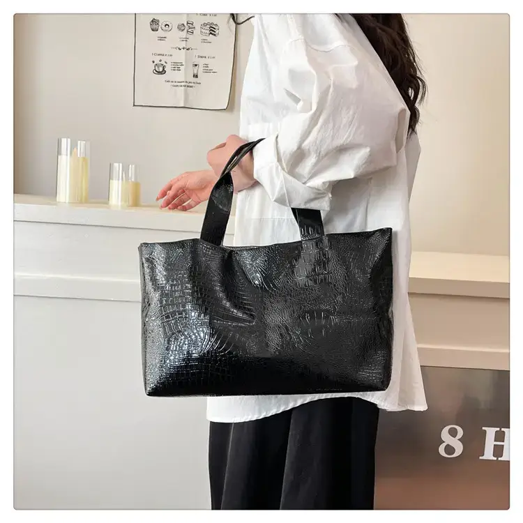 Gold Crocodile Texture Women's Tote Bag 2025 — feature 16