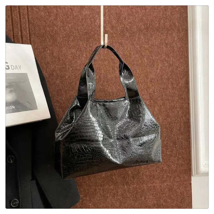 Gold Crocodile Texture Women's Tote Bag 2025 — feature 26