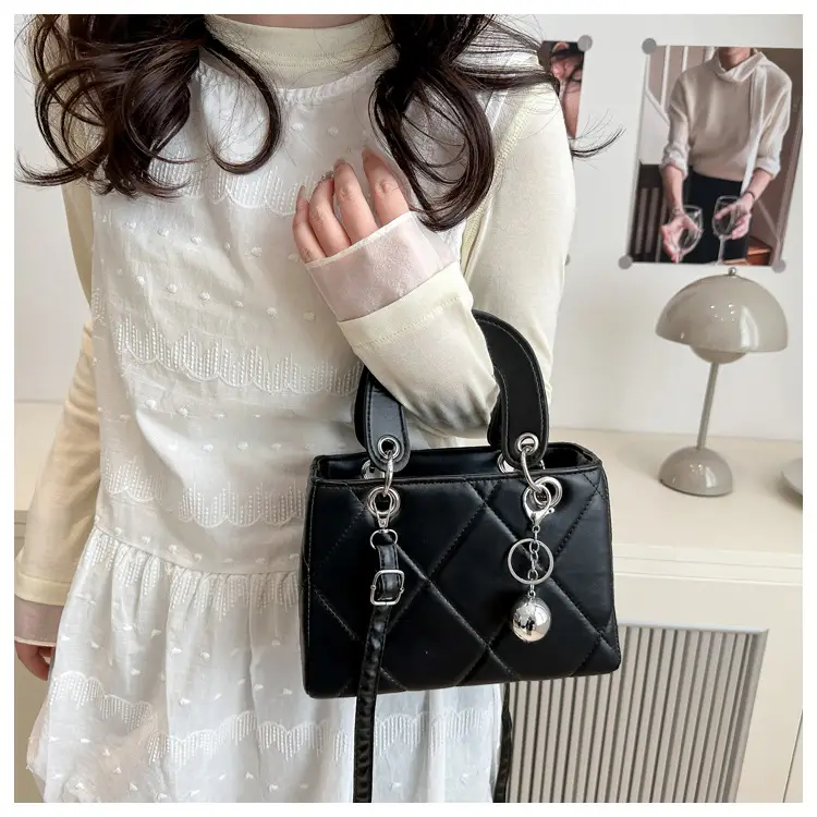 Black Rhombic Daffy Shoulder Bag for Women 2025 — feature 9
