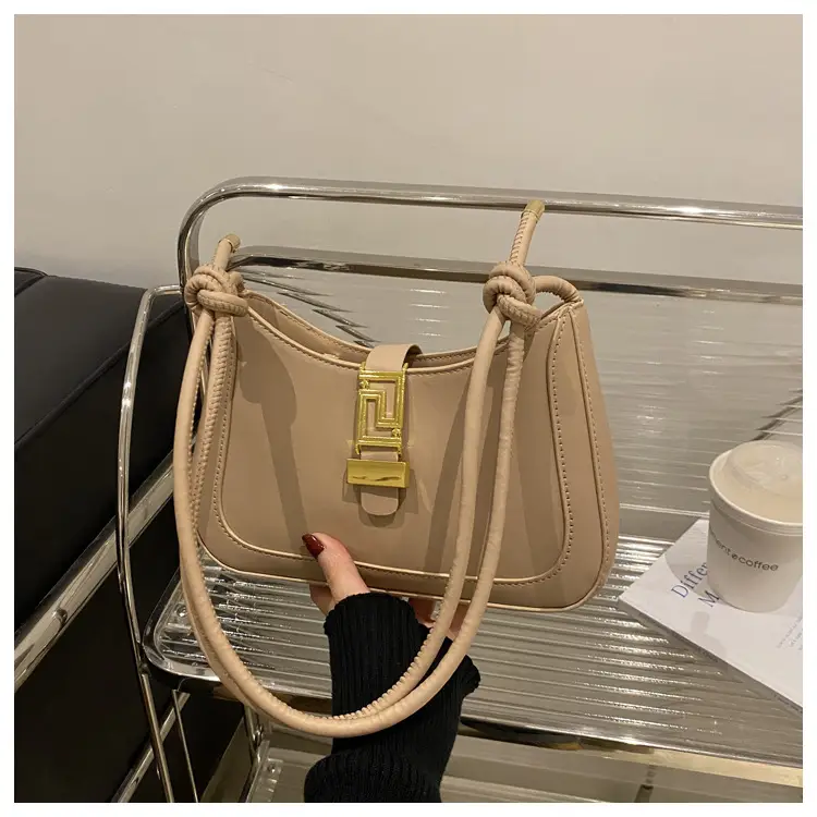 Black Vintage Women's Shoulder Bag with Gold Clasp — feature 13