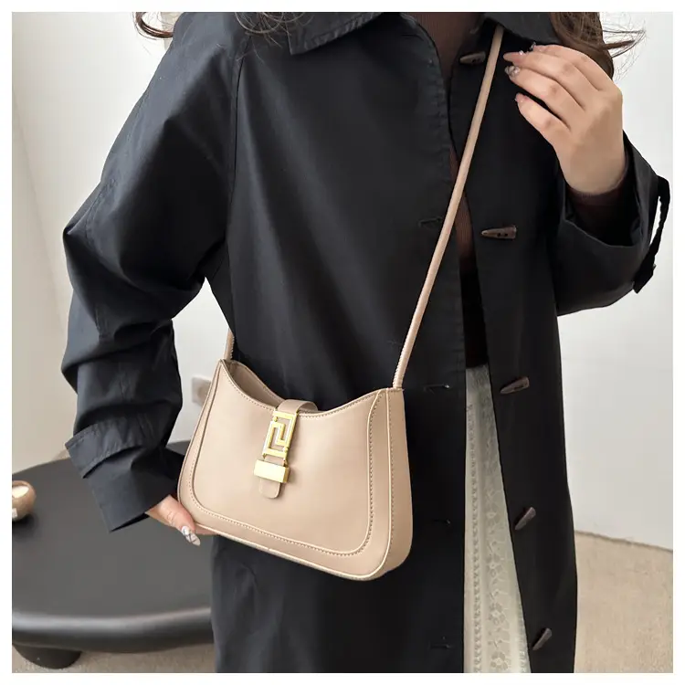 Black Vintage Women's Shoulder Bag with Gold Clasp — feature 19
