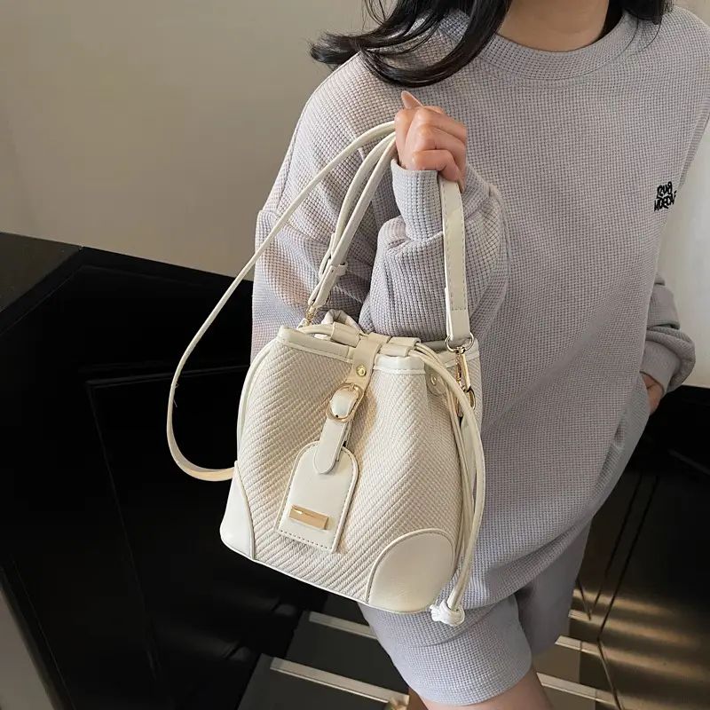 Black Contrast Shoulder Bag 2025 Summer New Fashion luggage and leather goods - Image 7