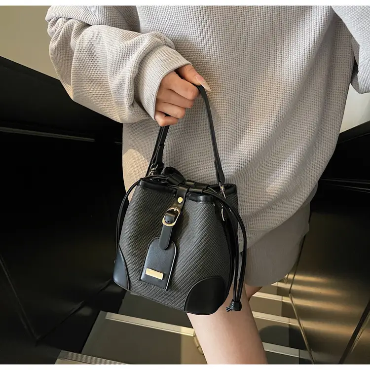 Black Contrast Shoulder Bag 2025 Summer New Fashion luggage and leather goods — feature 11