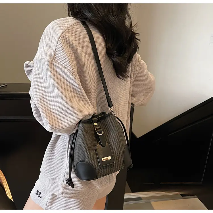 Black Contrast Shoulder Bag 2025 Summer New Fashion luggage and leather goods — feature 12