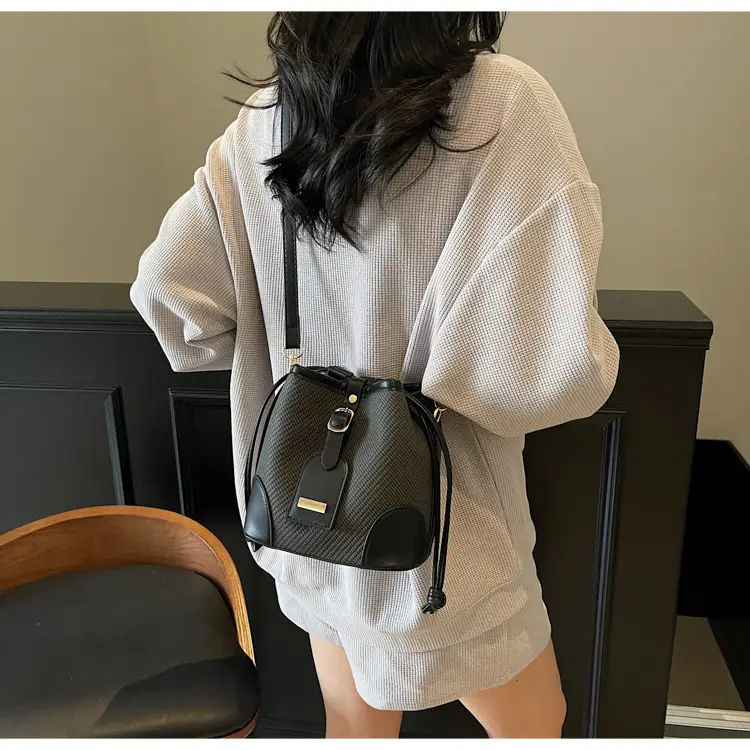 Black Contrast Shoulder Bag 2025 Summer New Fashion luggage and leather goods — feature 13