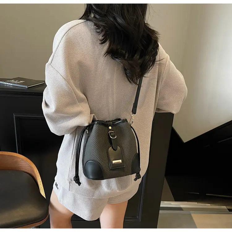 Black Contrast Shoulder Bag 2025 Summer New Fashion luggage and leather goods — feature 14