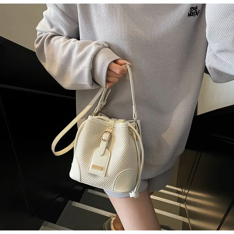 Black Contrast Shoulder Bag 2025 Summer New Fashion luggage and leather goods — feature 16