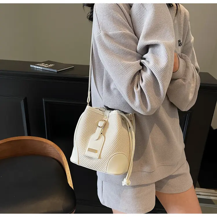 Black Contrast Shoulder Bag 2025 Summer New Fashion luggage and leather goods — feature 17