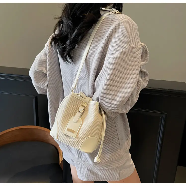 Black Contrast Shoulder Bag 2025 Summer New Fashion luggage and leather goods — feature 18