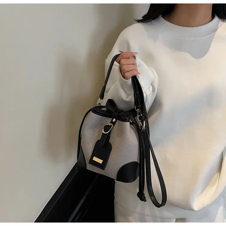 Black Contrast Shoulder Bag 2025 Summer New Fashion luggage and leather goods — feature 19