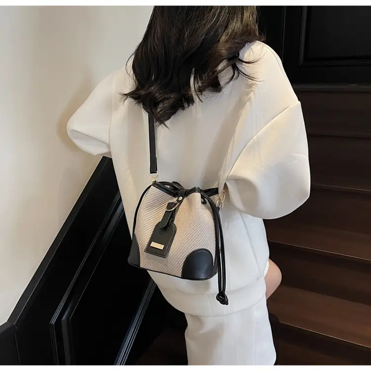 Black Contrast Shoulder Bag 2025 Summer New Fashion luggage and leather goods — feature 21