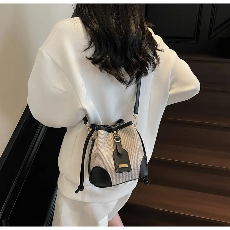 Black Contrast Shoulder Bag 2025 Summer New Fashion luggage and leather goods — feature 22
