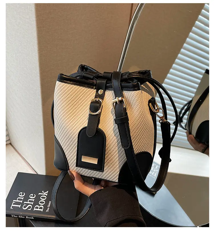 Black Contrast Shoulder Bag 2025 Summer New Fashion luggage and leather goods — feature 3