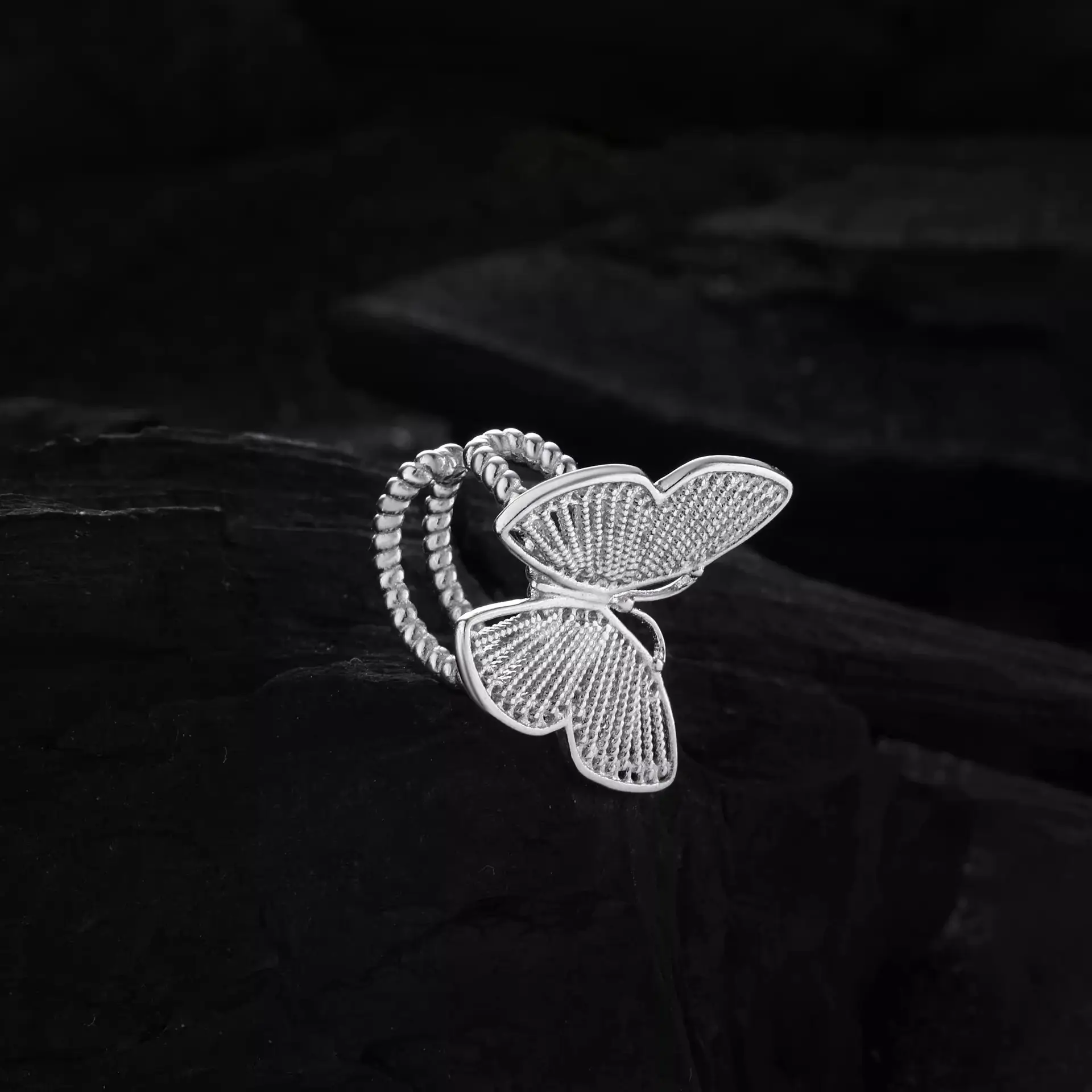 Vintage Butterfly Ear Clip for Women's Niche High-end Light Luxury — feature 2