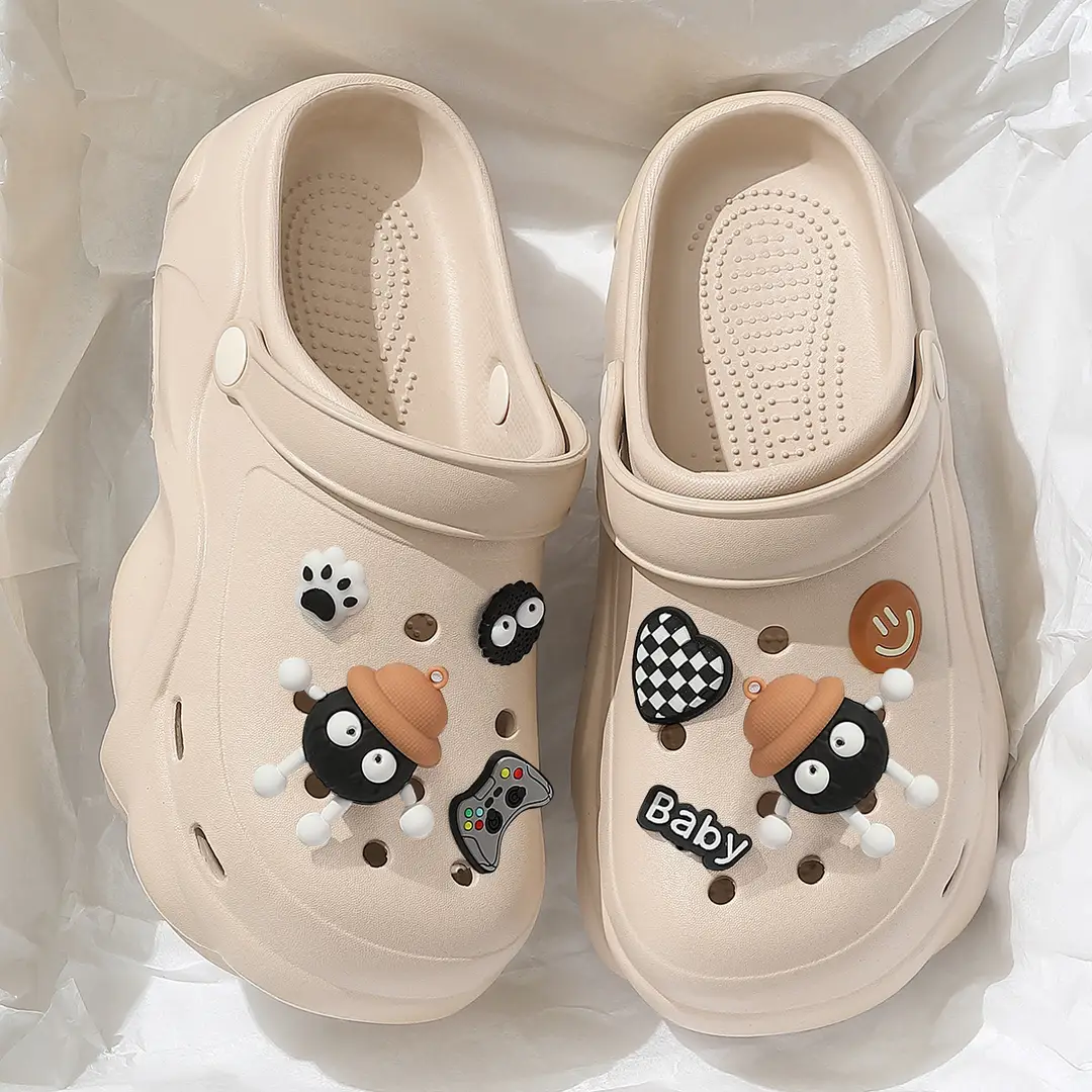Hole Shoes Thick Sole Women's Summer Outer Wear 2024 New Outdoor Beach Seaside Ins Baotou Slippers Women Wholesale