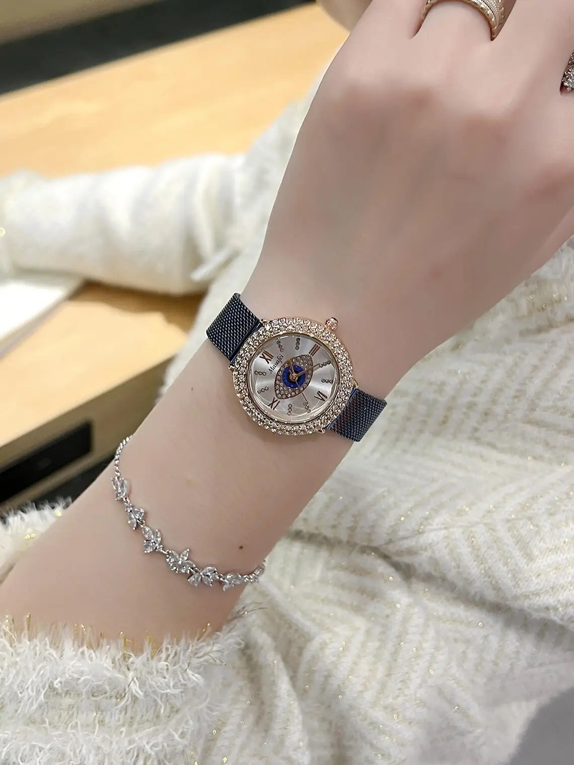 Cross-Border Diamond Watch Set for Women Light Luxury Waterproof — feature 3