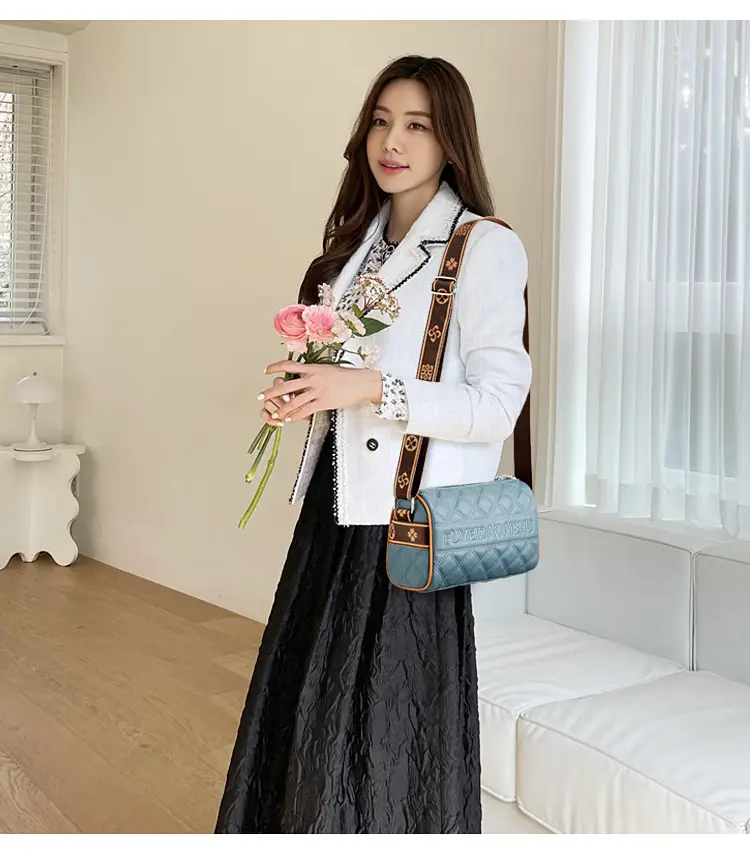 Black Quilted Women's Crossbody Bag with Fumeida Aishu Logo — feature 10