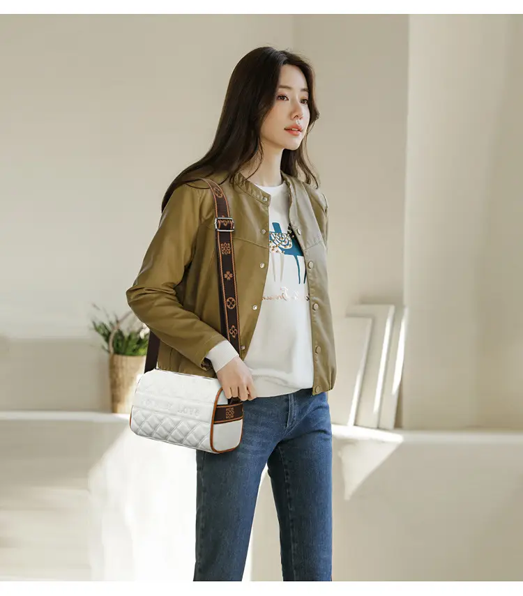 Black Quilted Women's Crossbody Bag with Fumeida Aishu Logo — feature 11