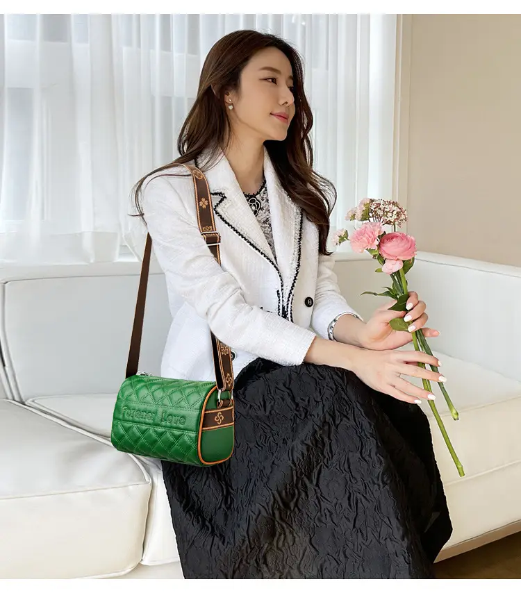 Black Quilted Women's Crossbody Bag with Fumeida Aishu Logo — feature 9