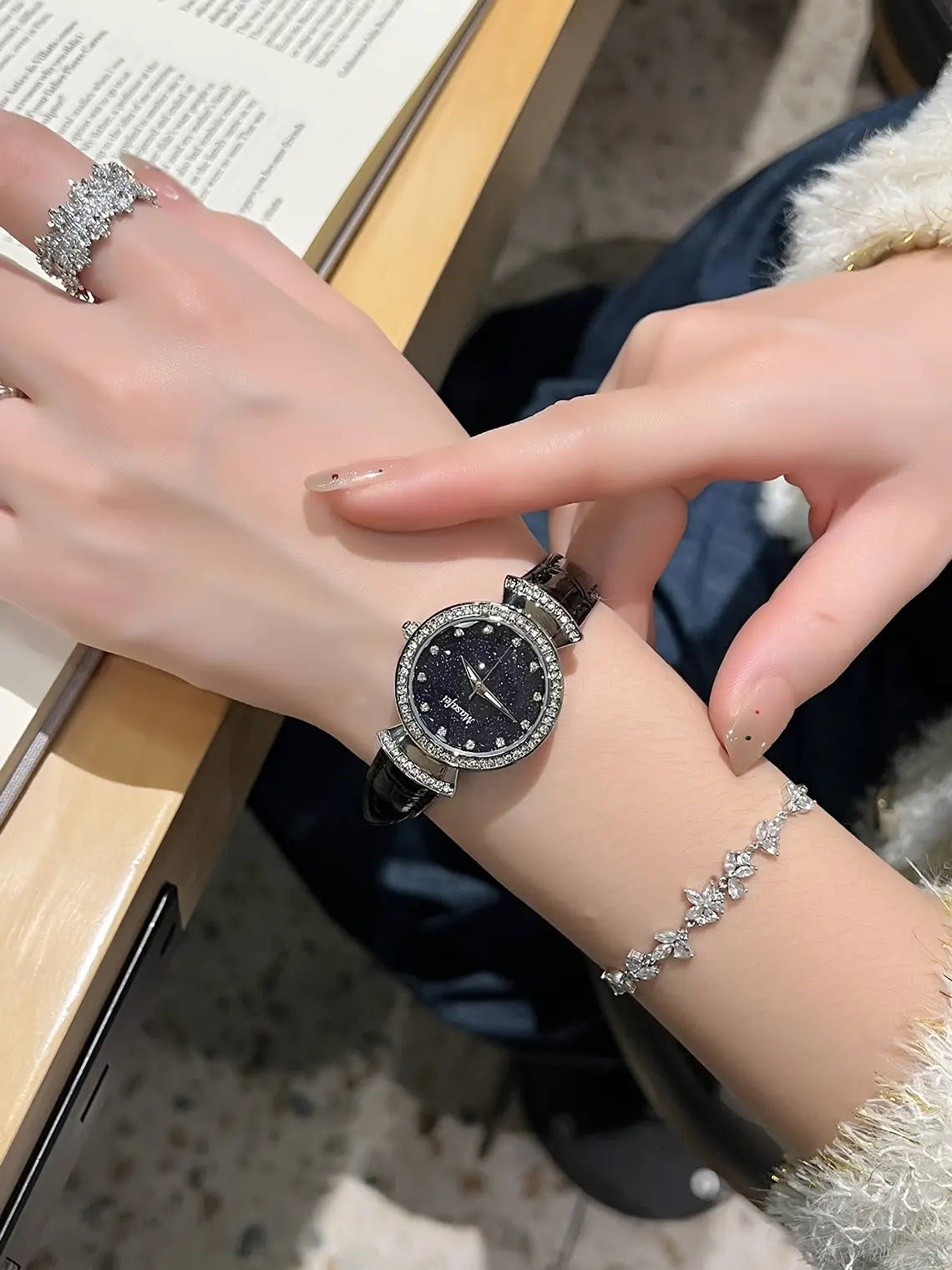 Lady's Watch Blue Crystal Water Resistant — feature 11