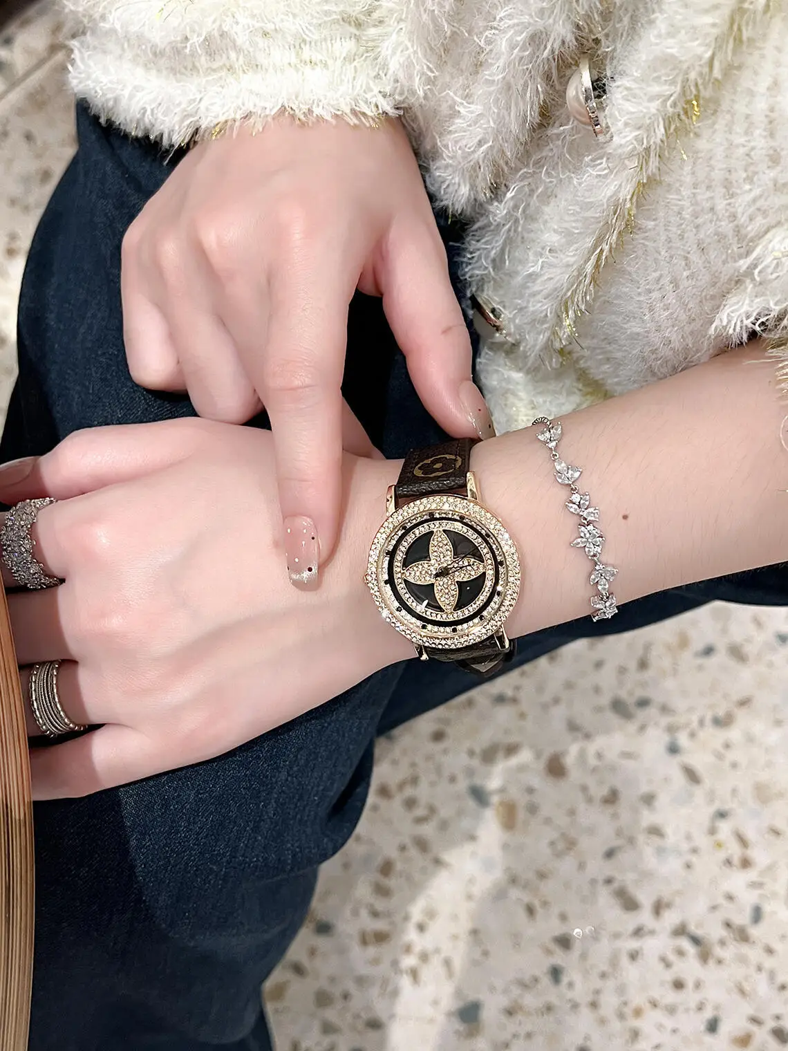 Luxury 4-Lever Watch for Women with Crystal Band — feature 9