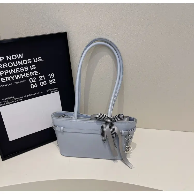 Black Clear Plexiglass Shoulder Bag for Women - Image 4