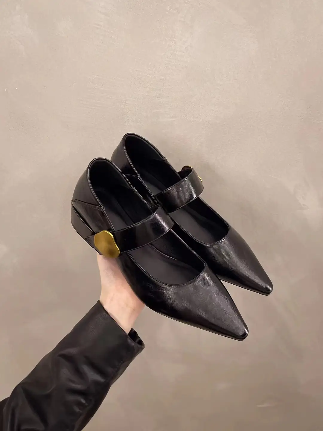 2026 Autumn New Pointed Toe Stylish Versatile Mary Jane Leather Shoes with Chunky Heel and Velcro Strap Fashionable Women's Flats - Image 2